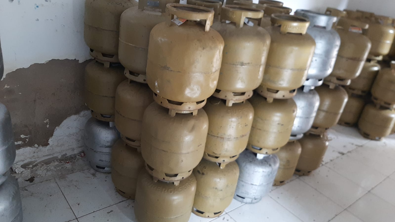 Operação da Polícia Civil em Vitória da Conquista apreende 204 botijões de gás comercializados ilegalmente